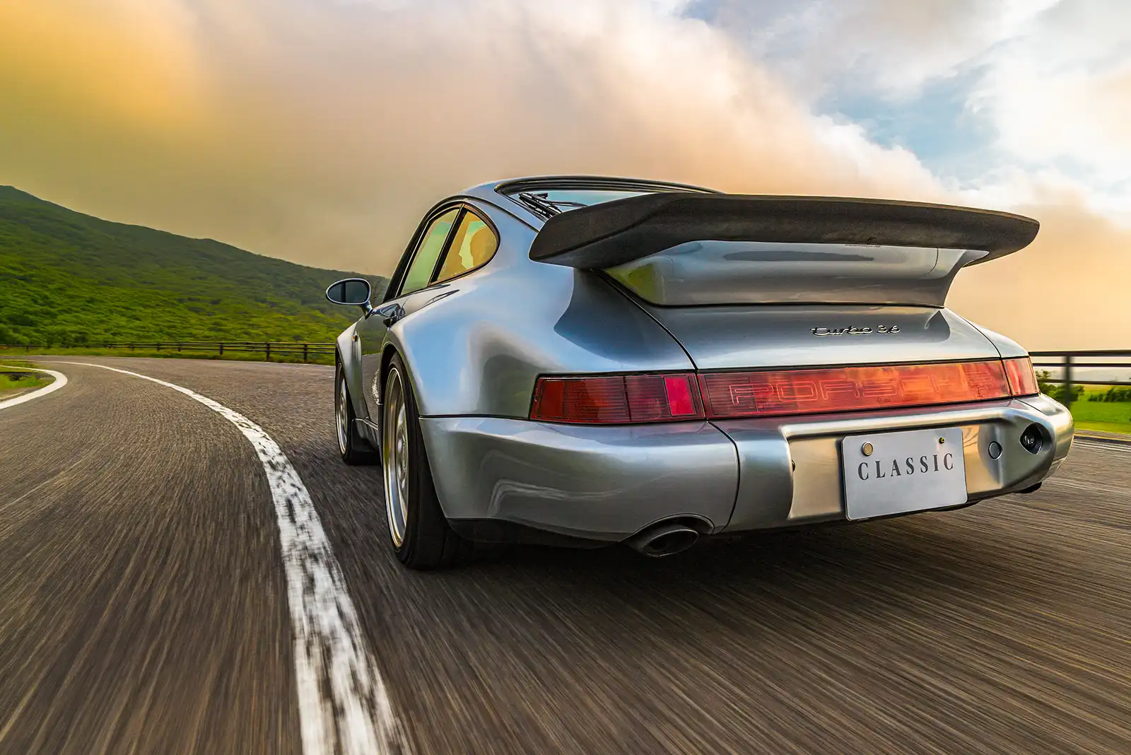 峠を走るPORSCHE Turbo3.6